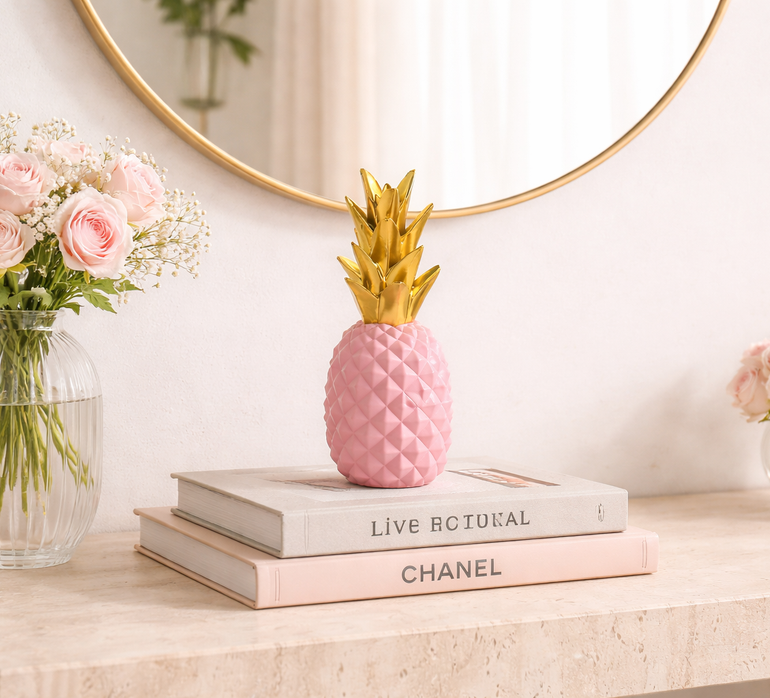 Konsol üzerinde pembe ve gold detaylı renklere sahip ananas dekoratif obje