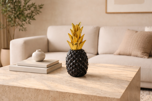 Ananas siyah gold dekoratif obje sehpa üzerinde
