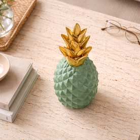 Sehpa üzerinde ananas figürlü yeşil gold dekoratif aksesuar