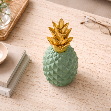 Sehpa üzerinde ananas figürlü yeşil gold dekoratif aksesuar