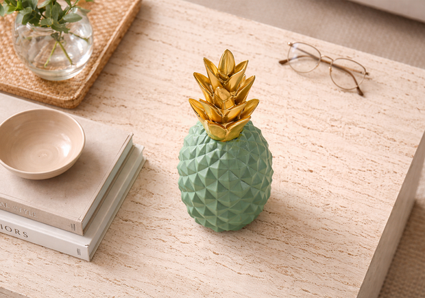 Sehpa üzerinde ananas figürlü yeşil gold dekoratif aksesuar