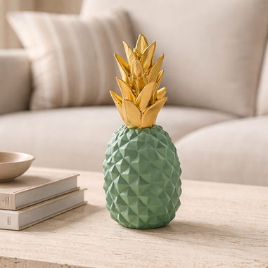 Sehpa üzerinde ananas figürlü yeşil gold dekoratif aksesuar
