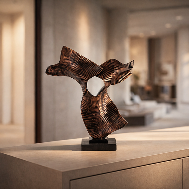 Üçlü kıvrık yaprak bronz dekoratif obje modern konsol üzerinde