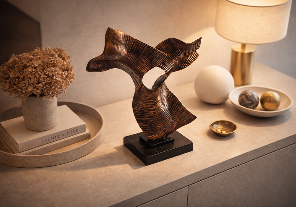 Minimal iç mekanda bronz dekoratif yaprak obje detay görünüm