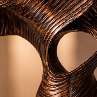 Modern interior tasarımda bronz yaprak dekoratif obje