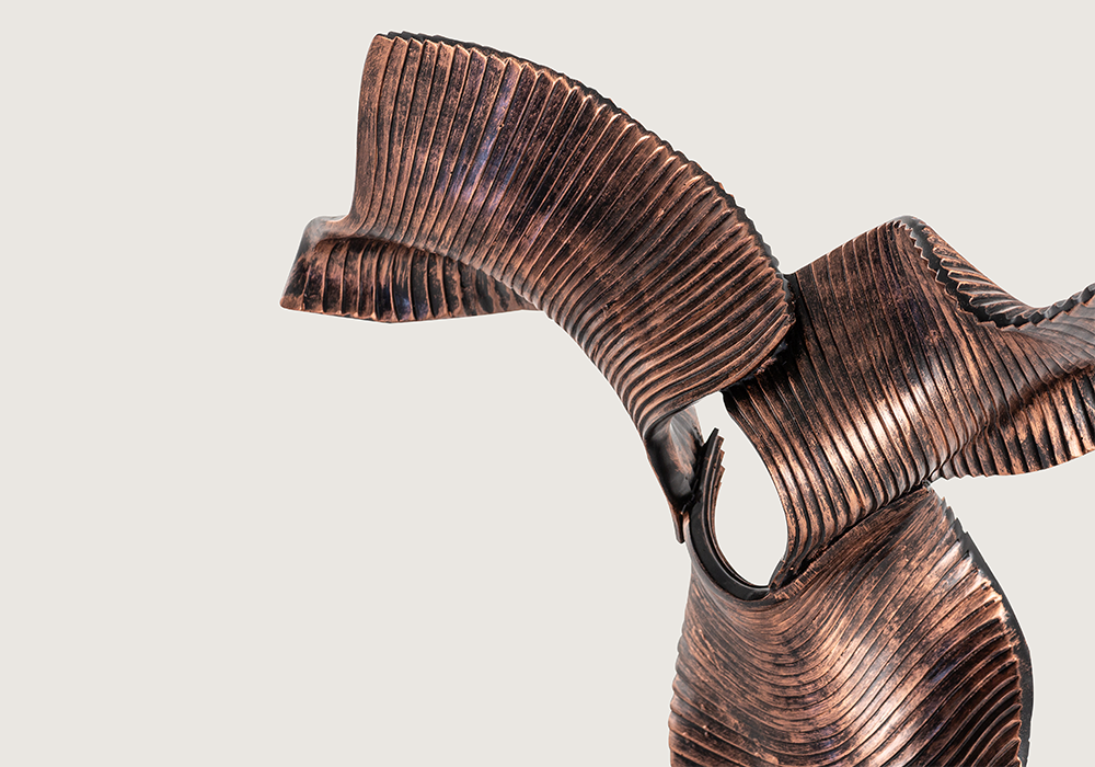 Modern ev dekorasyonunda üçlü yaprak bronz obje kullanımı