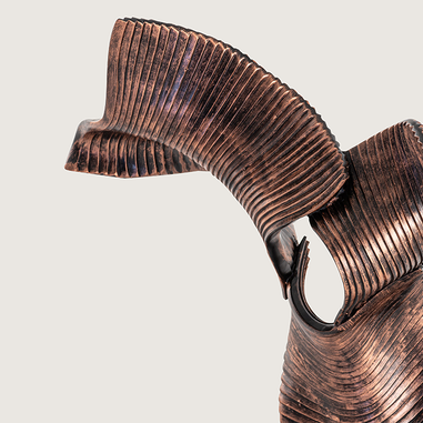 Modern ev dekorasyonunda üçlü yaprak bronz obje kullanımı