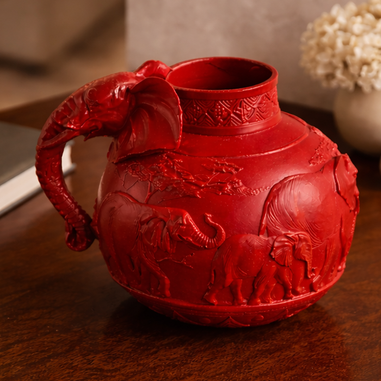 Minimal interior tasarımda kırmızı filli vazo detay görünüm