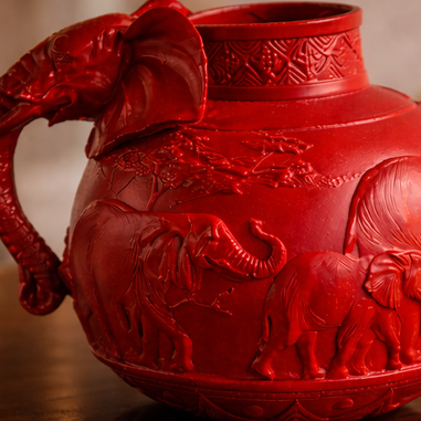 Minimal interior tasarımda kırmızı filli vazo detay görünüm