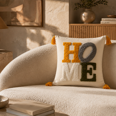 Home punch işlemeli nakışlı dekoratif kırlent kılıfı krem koltuk üzerinde salon dekorasyonu