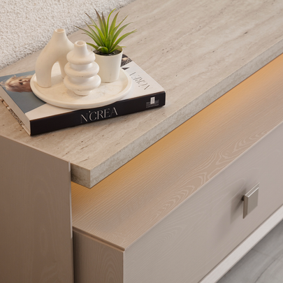 Modern ve minimalist bir solanda Traverten desenli İnci TV Ünitesi