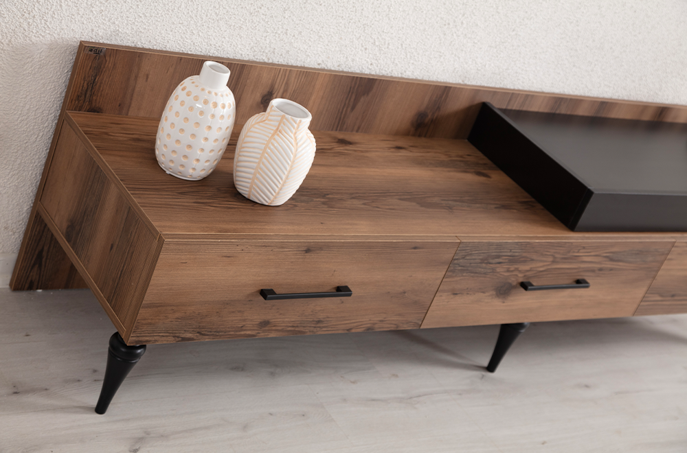 Mistik bir salonda ceviz ve siyah renk tonlarında Lidya TV Ünitesi