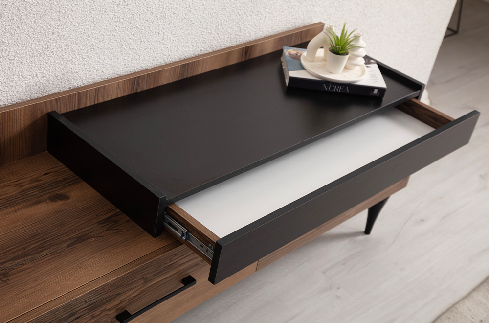 Mistik bir salonda ceviz ve siyah renk tonlarında çekmeceli Lidya TV Ünitesi