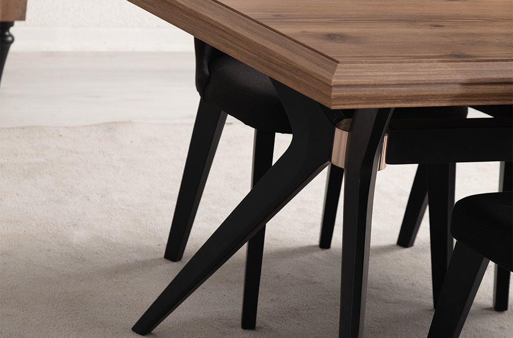 Ceviz/kahverengi tonlarda modern konsol, üzerinde aynalar ve siyah kadife sandalyelerin bulunduğu yemek odası.