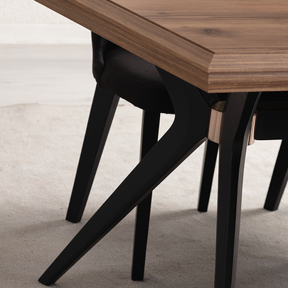 Ceviz/kahverengi tonlarda modern konsol, üzerinde aynalar ve siyah kadife sandalyelerin bulunduğu yemek odası.