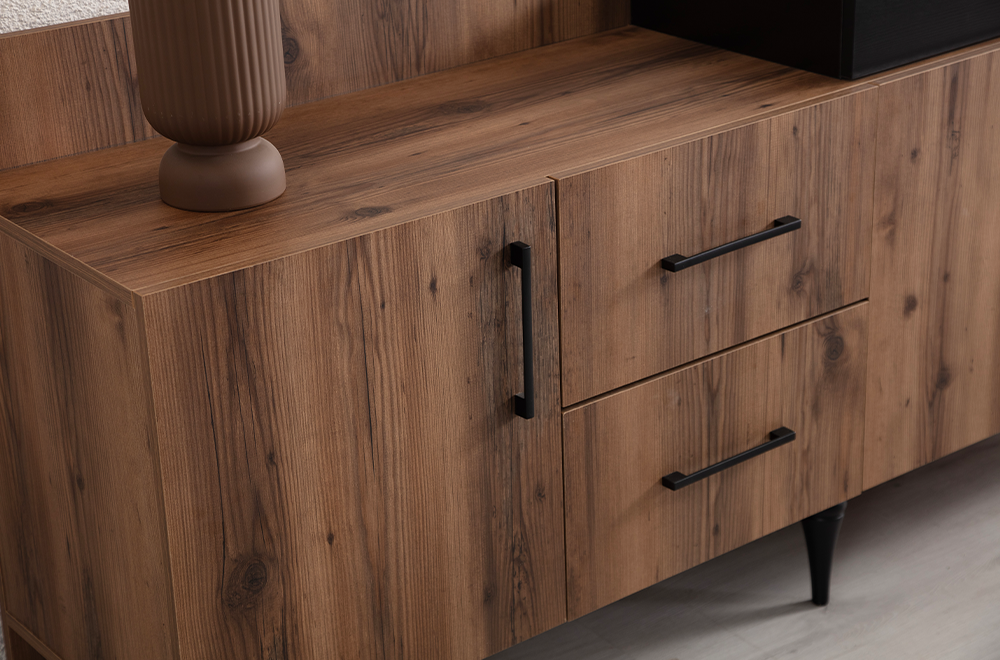 Ceviz/kahverengi tonlarda modern konsol, üzerinde aynalar ve siyah kadife sandalyelerin bulunduğu yemek odası.