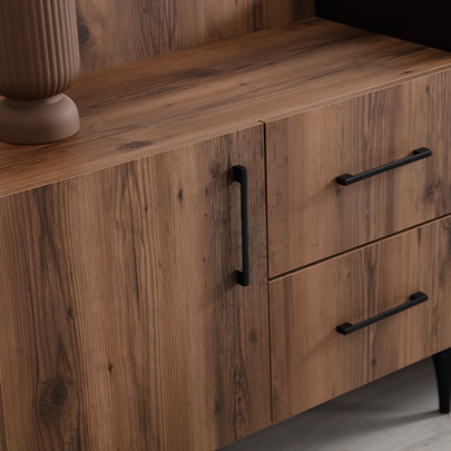 Ceviz/kahverengi tonlarda modern konsol, üzerinde aynalar ve siyah kadife sandalyelerin bulunduğu yemek odası.