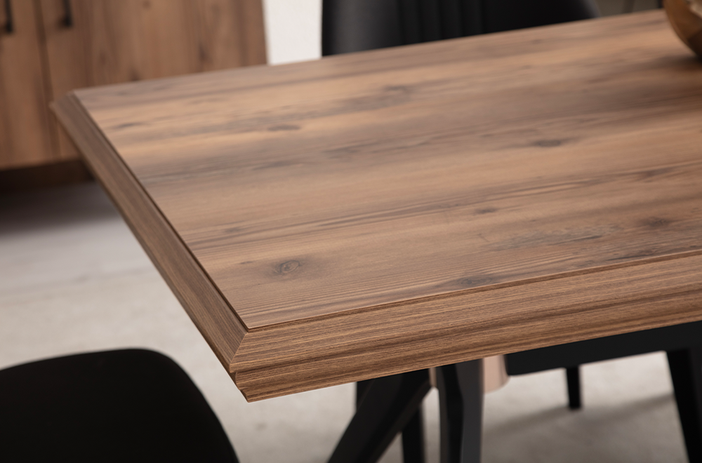 Ceviz/kahverengi tonlarda modern konsol, üzerinde aynalar ve siyah kadife sandalyelerin bulunduğu yemek odası.