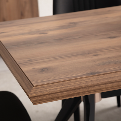 Ceviz/kahverengi tonlarda modern konsol, üzerinde aynalar ve siyah kadife sandalyelerin bulunduğu yemek odası.