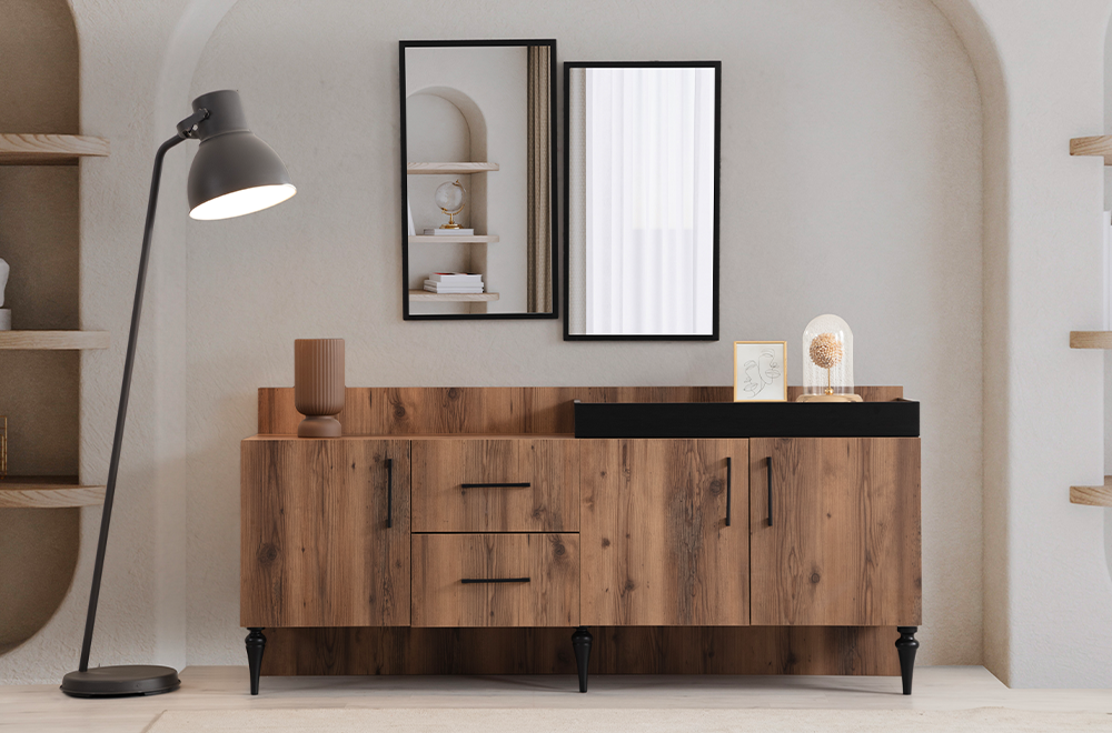 Ceviz/kahverengi tonlarda modern konsol, üzerinde aynalar ve siyah kadife sandalyelerin bulunduğu yemek odası.