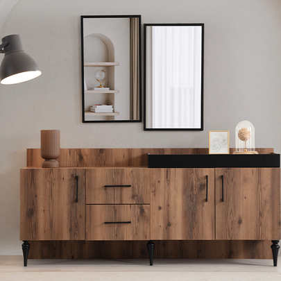 Ceviz/kahverengi tonlarda modern konsol, üzerinde aynalar ve siyah kadife sandalyelerin bulunduğu yemek odası.