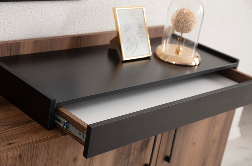 Ceviz/kahverengi tonlarda modern konsol, üzerinde aynalar ve siyah kadife sandalyelerin bulunduğu yemek odası.