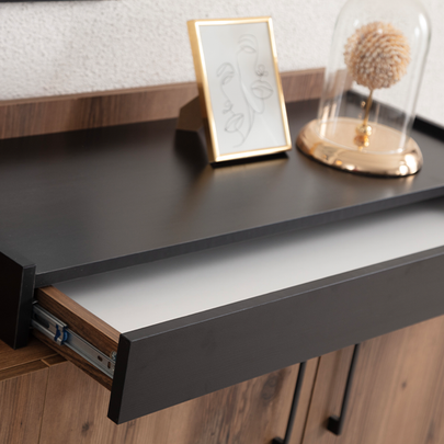 Ceviz/kahverengi tonlarda modern konsol, üzerinde aynalar ve siyah kadife sandalyelerin bulunduğu yemek odası.