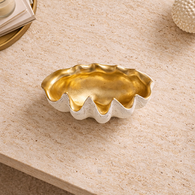 Küçük beyaz gold midye tabak dekoratif obje sehpa üzerinde