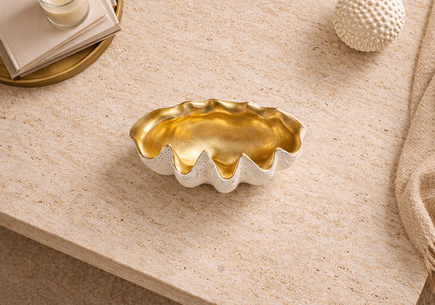 Küçük beyaz gold midye tabak dekoratif obje sehpa üzerinde