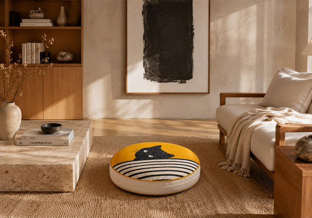 Hardal sarısı zeminli minimalist kedi figürlü büyük boy yer minderi