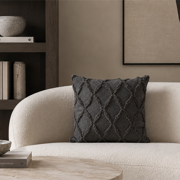 Noir nakışlı füme gri dekoratif kırlent kılıfı modern salon dekorasyonu