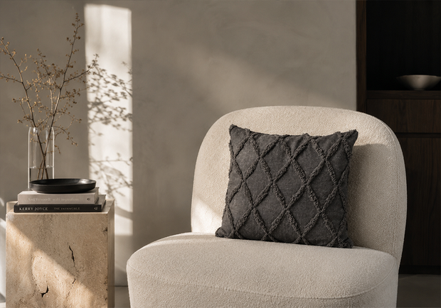 Noir nakışlı füme gri dekoratif kırlent kılıfı modern salon dekorasyonu
