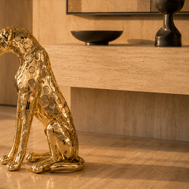 Modern ev dekorasyonu için oturan gold renk çıta heykeli