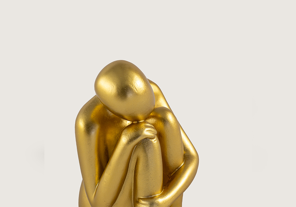 Modern yaşam alanı için oturan adam figürlü gold dekoratif aksesuar