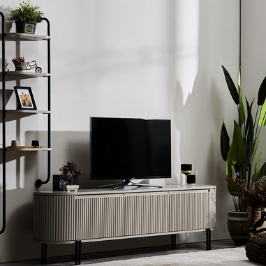 Modern krem Petra TV ünitesi çizgili kapak tasarımı