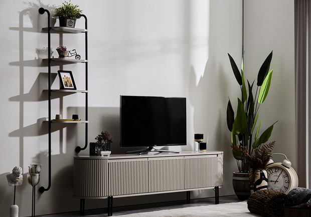 Modern krem Petra TV ünitesi çizgili kapak tasarımı