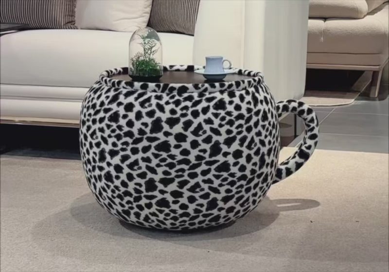 Siyah beyaz desenli dekoratif sehpa modern salon görünümü