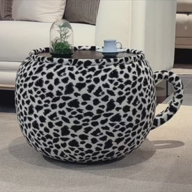 Siyah beyaz desenli dekoratif sehpa modern salon görünümü