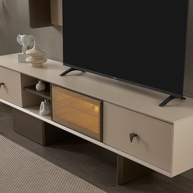 Riva TV ünitesi krem ve vizon detaylı modern salon dekorasyonu