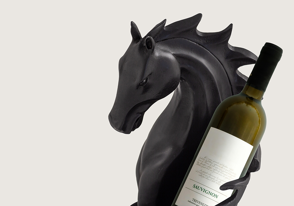 Şarap şişesi tutan siyah at figürü dekoratif aksesuar