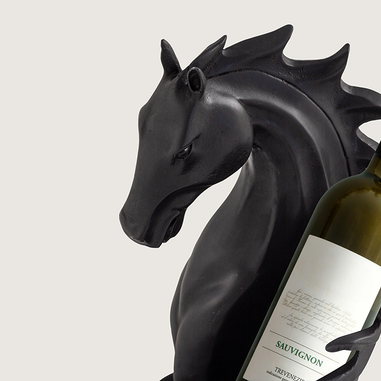 Şarap şişesi tutan siyah at figürü dekoratif aksesuar