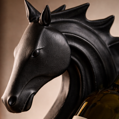 Modern ev dekorasyonunda siyah at tasarımlı şaraplık obje