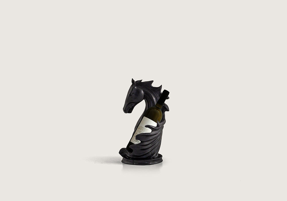 Şarap şişesi tutan siyah at figürü dekoratif aksesuar