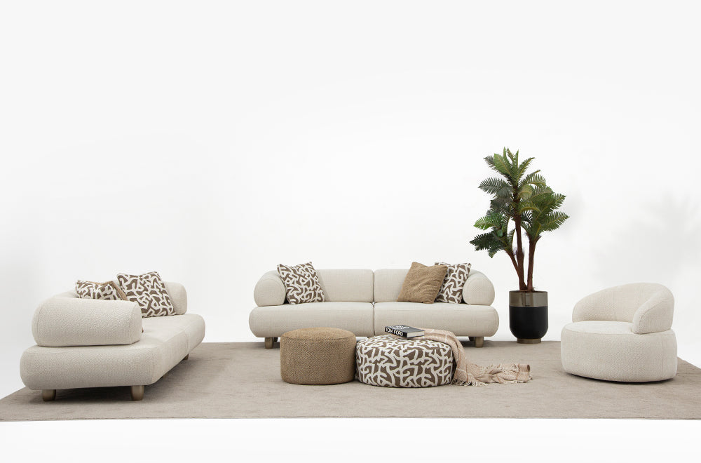 Homevse Soho model antik gold ayaklı, krem tedy kumaşlı modern koltuk takımı, yuvarlak hatlı ve puf detaylı.