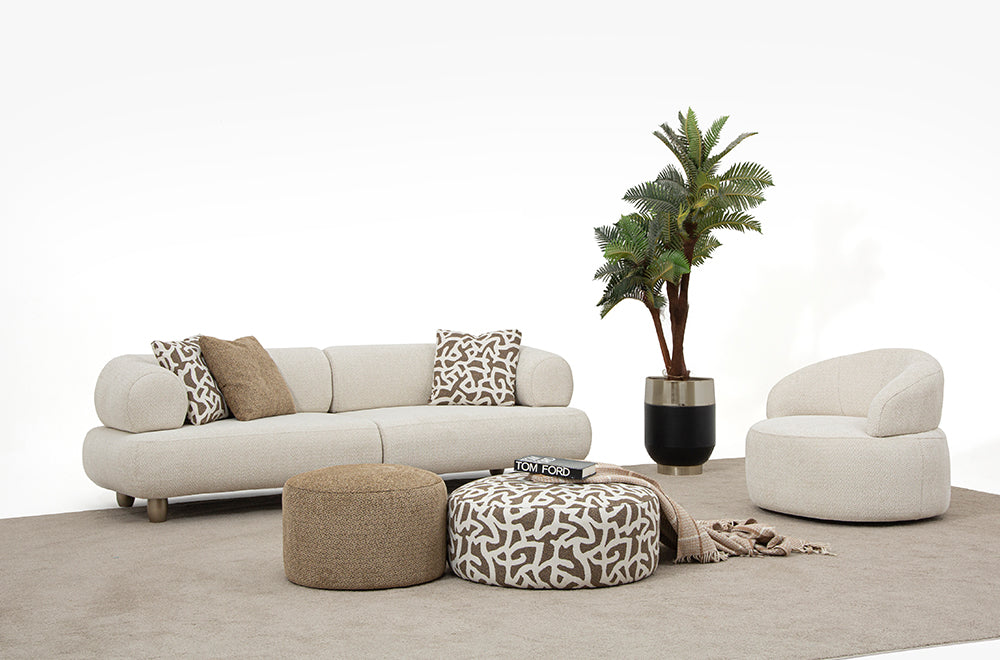 Homevse Soho model antik gold ayaklı, krem tedy kumaşlı modern koltuk takımı, yuvarlak hatlı ve puf detaylı.