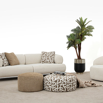 Homevse Soho model antik gold ayaklı, krem tedy kumaşlı modern koltuk takımı, yuvarlak hatlı ve puf detaylı.