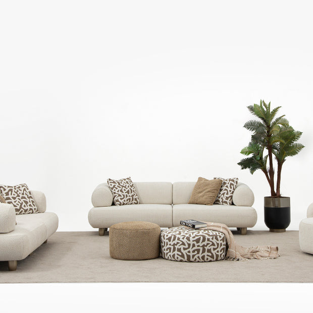 Homevse Soho model antik gold ayaklı, krem tedy kumaşlı modern koltuk takımı, yuvarlak hatlı ve puf detaylı.