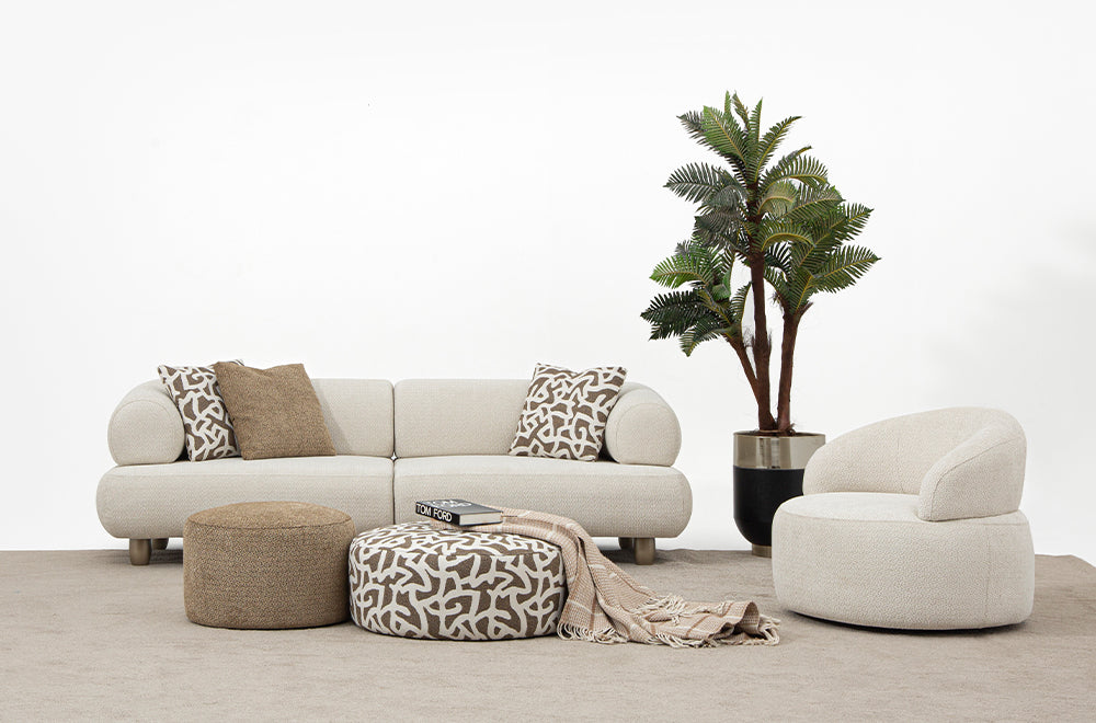 Homevse Soho model antik gold ayaklı, krem tedy kumaşlı modern koltuk takımı, yuvarlak hatlı üçlü koltuk ve berjer