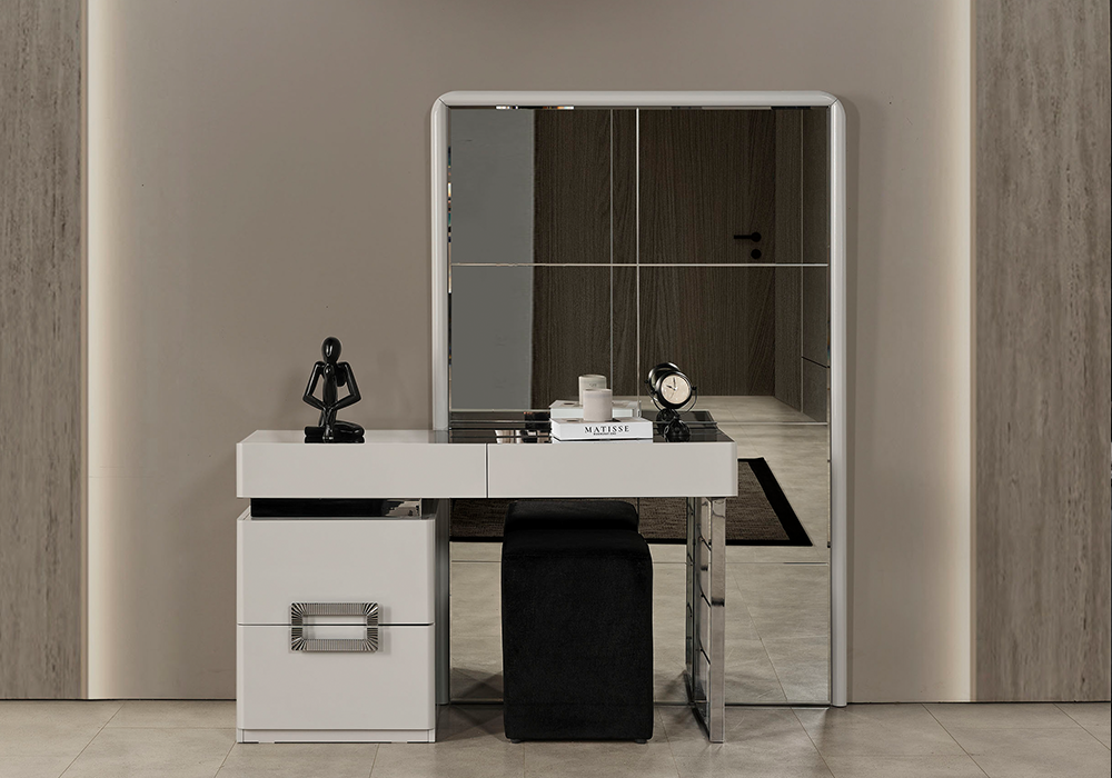 Beyaz yatak odası gümüş metal kulplu ve metal ayaklı şifonyer modeli