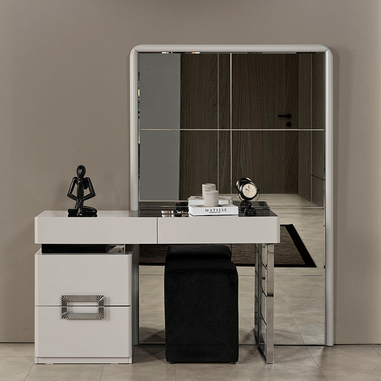 Beyaz yatak odası gümüş metal kulplu ve metal ayaklı şifonyer modeli